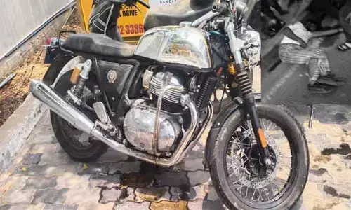 అడ్వర్టైజ్‌మెంట్ బోర్డును ఢీకొన్న బైక్.. విద్యార్థి మృతి