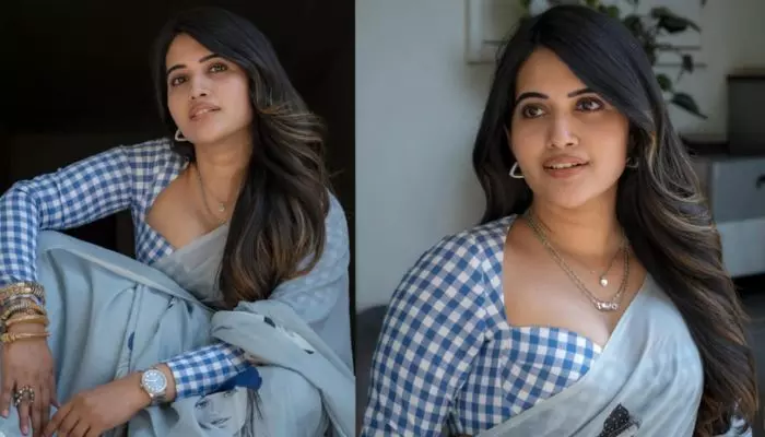 చీరలో హాట్ లుక్స్తో సోషల్ మీడియాను షేక్ చేస్తున్న క్రేజీ యాంకర్ చీరలో హాట్ లుక్స్తో సోషల్ మీడియాను షేక్ చేస్తున్న క్రేజీ యాంకర్
