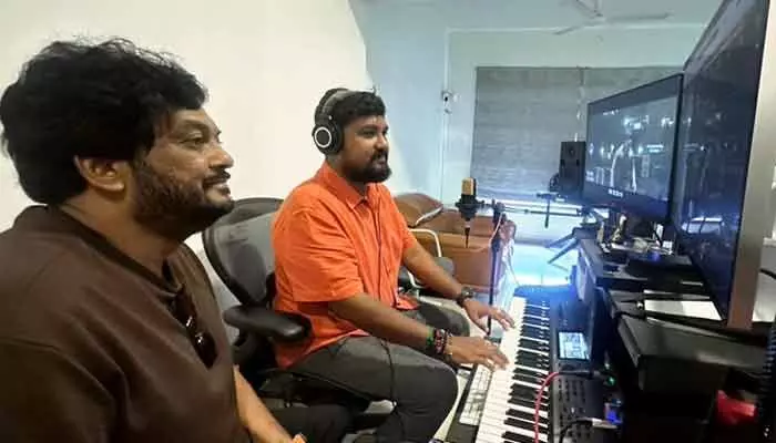 బాక్సాఫీసు షేక్ అవడం ఖాయం.. పూరి జగన్నాథ్-విజయ్ సేతుపతి ‘స్లమ్ డాగ్’ నుంచి సెన్సేషనల్ అప్డేట్! బాక్సాఫీసు షేక్ అవడం ఖాయం.. పూరి జగన్నాథ్-విజయ్ సేతుపతి ‘స్లమ్ డాగ్’ నుంచి సెన్సేషనల్ అప్డేట్!