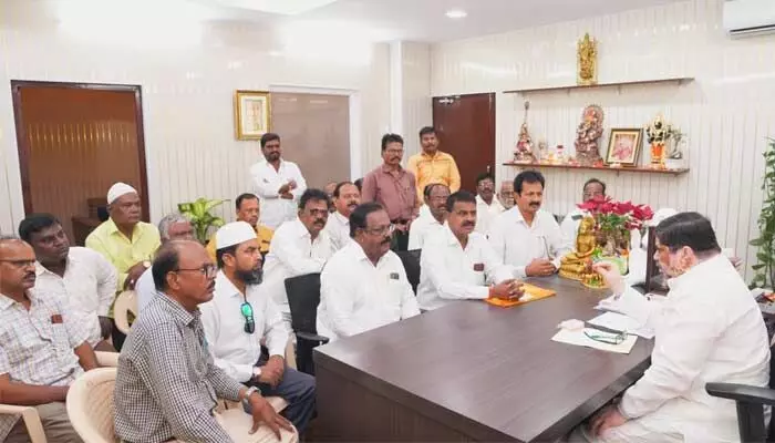 ఆర్టీసీ విలీనంపై కసరత్తు.. జేఏసీ నేతలతో మంత్రి పొన్నం కీలక భేటీ ఆర్టీసీ విలీనంపై కసరత్తు.. జేఏసీ నేతలతో మంత్రి పొన్నం కీలక భేటీ