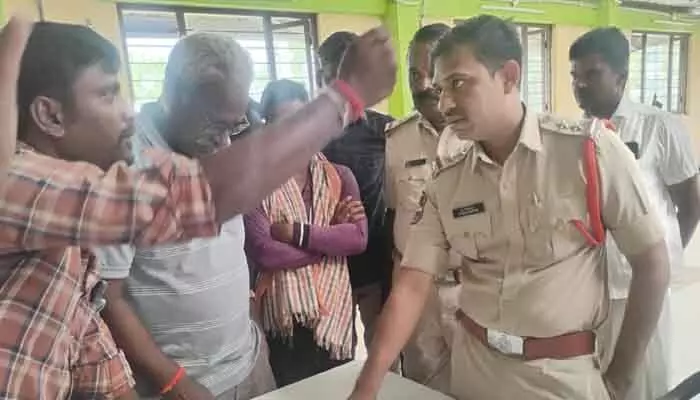 కొనుగోలు కేంద్రాల్లో చేతివాటం.. రైతులు రాస్తారోకో కొనుగోలు కేంద్రాల్లో చేతివాటం.. రైతులు రాస్తారోకో