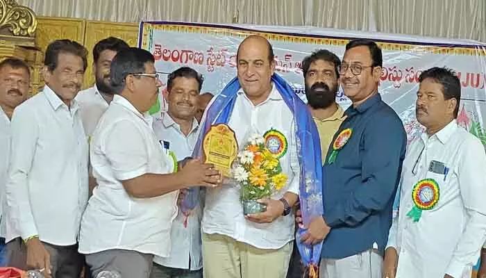 సమాజ హితమే జర్నలిజం లక్ష్యం కావాలి : కాకులమర్రి లక్ష్మణ్ బాబు సమాజ హితమే జర్నలిజం లక్ష్యం కావాలి : కాకులమర్రి లక్ష్మణ్ బాబు