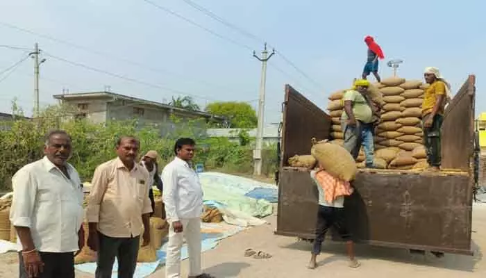 దిశ కథనానికి స్పందన.. మొక్కజొన్న కొనుగోలు కేంద్రాన్ని సందర్శించిన సంఘం అధ్యక్షుడు దిశ కథనానికి స్పందన.. మొక్కజొన్న కొనుగోలు కేంద్రాన్ని సందర్శించిన సంఘం అధ్యక్షుడు