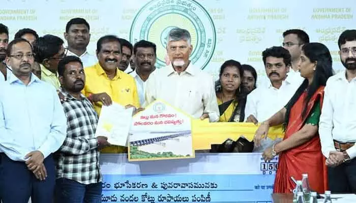 పోలవరం నిర్వసితులకు గుడ్ న్యూస్.. రూ. 306.61 కోట్ల పరిహారం అందజేత పోలవరం నిర్వసితులకు గుడ్ న్యూస్.. రూ. 306.61 కోట్ల పరిహారం అందజేత