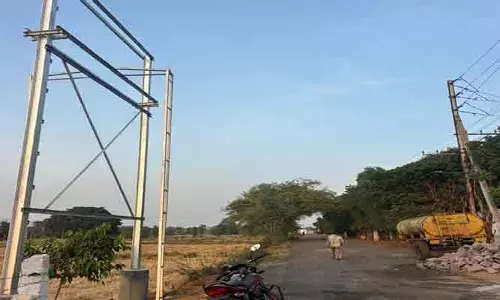 రోడ్డుకు హై టెన్షన్ నిర్మాణ పనులు.. ఆర్ అండ్ బీ అధికారులకు ఫిర్యాదు