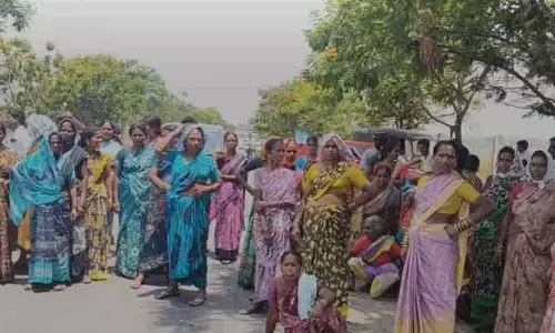 ఇదేం గోస‌.. మండుటెండ‌లో వ‌రి ధాన్యం వ‌ద్ద ప‌డిగాపులు