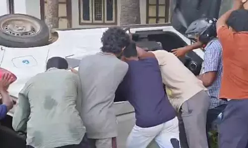 రెండు పల్టీలు కొట్టి కారు బోల్తా.. హనుమాన్ మాలదారులకు తప్పిన ప్రమాదం