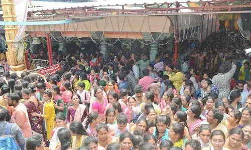 చిలుకూరుకు పోటెత్తిన భక్తులు