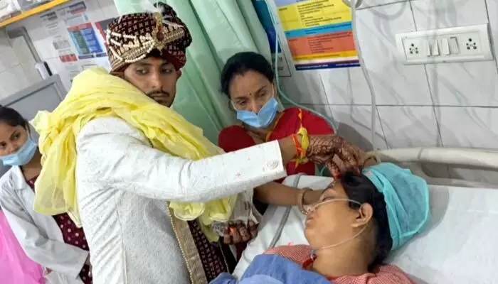 ఐసీయూనే కల్యాణ మండపమైంది.. బెడ్పై ఉన్న వధువుకు సింధూరం దిద్దిన వరుడు! వైరల్ ఐసీయూనే కల్యాణ మండపమైంది.. బెడ్పై ఉన్న వధువుకు సింధూరం దిద్దిన వరుడు! వైరల్