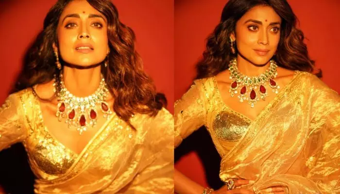 Shriya: చీరకట్టులో గోల్డెన్ గ్లామర్తో మెస్మరైజ్ చేస్తున్న శ్రేయ Shriya: చీరకట్టులో గోల్డెన్ గ్లామర్తో మెస్మరైజ్ చేస్తున్న శ్రేయ