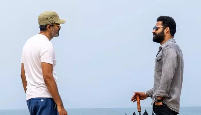 షాకింగ్ రన్టైమ్తో ‘డ్రాగన్’ గ్లింప్స్.. రికార్డులు బద్దలవడం పక్కా షాకింగ్ రన్టైమ్తో ‘డ్రాగన్’ గ్లింప్స్.. రికార్డులు బద్దలవడం పక్కా