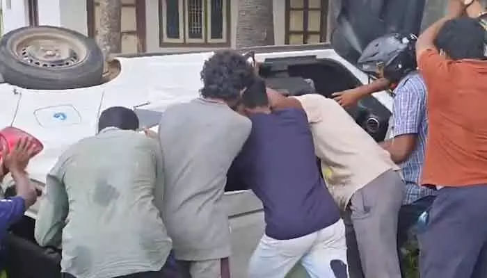 రెండు పల్టీలు కొట్టి కారు బోల్తా.. హనుమాన్ మాలదారులకు తప్పిన ప్రమాదం రెండు పల్టీలు కొట్టి కారు బోల్తా.. హనుమాన్ మాలదారులకు తప్పిన ప్రమాదం