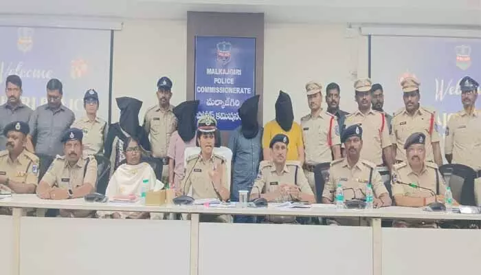 దోపిడీ కోసం బర్త్ డే సెలబ్రేషన్స్ దోపిడీ కోసం బర్త్ డే సెలబ్రేషన్స్