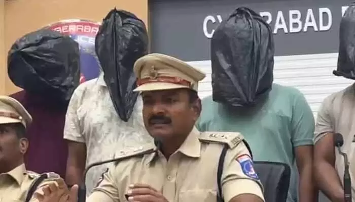 కొత్త తరహా సైబర్ మోసం..ఐదుగురు సైబర్ క్రైమ్ కేటుగాళ్లు అరెస్టు కొత్త తరహా సైబర్ మోసం..ఐదుగురు సైబర్ క్రైమ్ కేటుగాళ్లు అరెస్టు