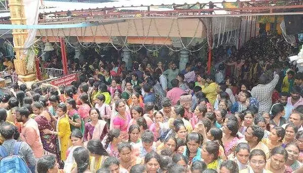 చిలుకూరుకు పోటెత్తిన భక్తులు చిలుకూరుకు పోటెత్తిన భక్తులు