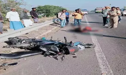లారీ బీభత్సం.. నడిరోడ్డుపై ఘోరం