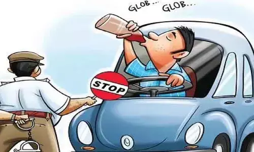 ట్రాఫిక్ పోలీసులు డ్రంక్ అండ్ డ్రైవ్ త‌నిఖీలు