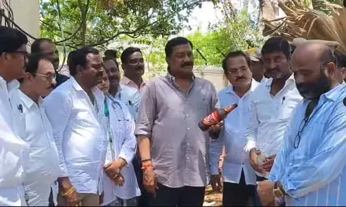 ఆస్పత్రిలో అసాంఘిక కార్యకలాపాలు..  అవాక్కైన ఎమ్మెల్యే గంటా