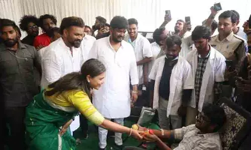రక్తదానం చేసి ప్రాణ దాతలుగా మారండి :  సినీ నటుడు మంచు మనోజ్​