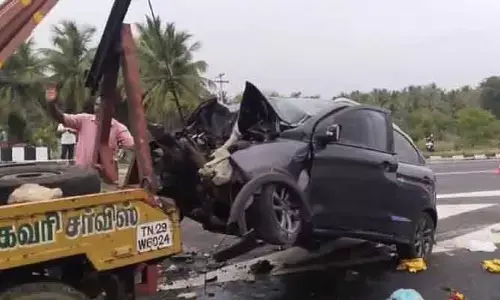 Accident: డివైడర్‌ను ఢీకొట్టిన కారు.. ఒకే కుటుంబానికి చెందిన ఐదుగురు మృతి