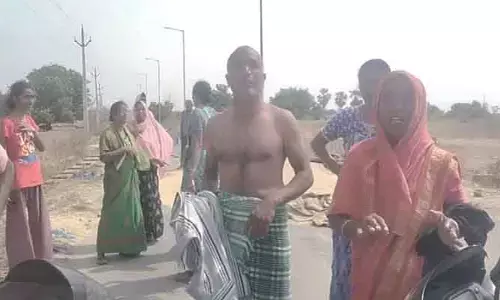 ధాన్యం కొనుగోలు కేంద్రం వద్ద రైతు ఆత్మహత్యాయత్నం
