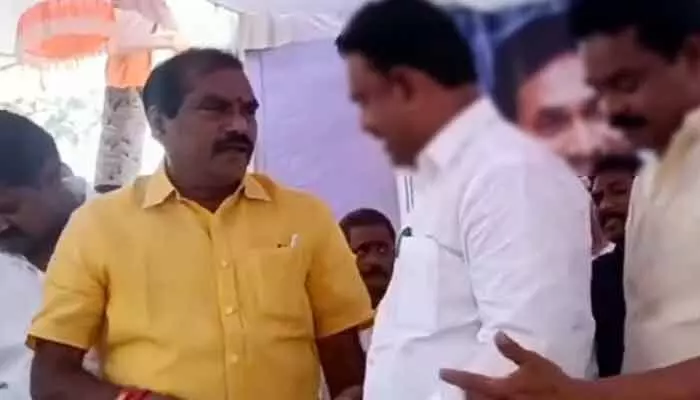 రోడ్డు నిర్మాణంపై వైసీపీ నేతల వాగ్వాదం.. దిమ్మ తిరిగే హామీ ఇచ్చిన మంత్రి రోడ్డు నిర్మాణంపై వైసీపీ నేతల వాగ్వాదం.. దిమ్మ తిరిగే హామీ ఇచ్చిన మంత్రి