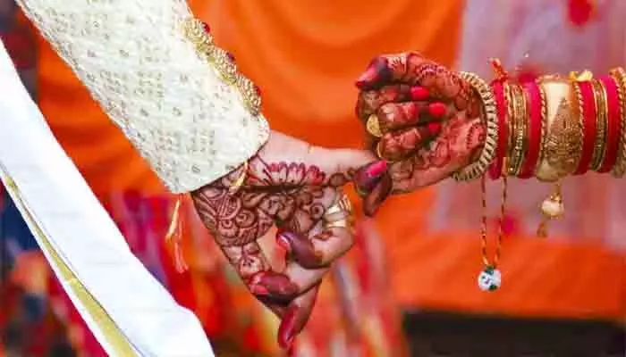 పెళ్లి చేసుకోవాలంటూ వేధింపులు.. వృద్ధుడిపై కేసు నమోదు పెళ్లి చేసుకోవాలంటూ వేధింపులు.. వృద్ధుడిపై కేసు నమోదు