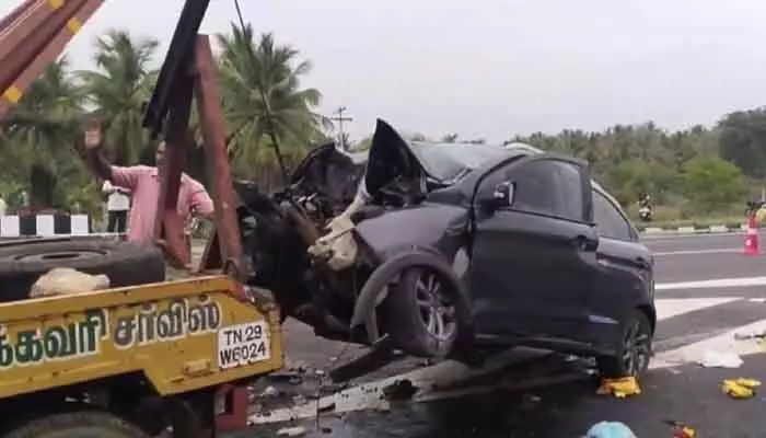 Accident: డివైడర్ను ఢీకొట్టిన కారు.. ఒకే కుటుంబానికి చెందిన ఐదుగురు మృతి Accident: డివైడర్ను ఢీకొట్టిన కారు.. ఒకే కుటుంబానికి చెందిన ఐదుగురు మృతి