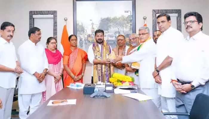 మే 21 నుంచి సరస్వతి అంత్య పుష్కరాలు.. సీఎం రేవంత్ రెడ్డికి అందిన ఆహ్వానం మే 21 నుంచి సరస్వతి అంత్య పుష్కరాలు.. సీఎం రేవంత్ రెడ్డికి అందిన ఆహ్వానం