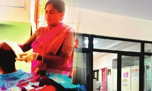 పీహెచ్‌సీల్లో పర్యవేక్షణ గల్లంతు.. పోచంపల్లిలో వైద్యుడి అవతారమెత్తిన స్వీపర్