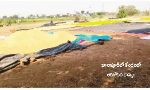 పంట చేతికొచ్చినా ప్రయోజనం లేదు.. కేంద్రాల వద్ద రోజులు గడుపుతున్న రైతులు