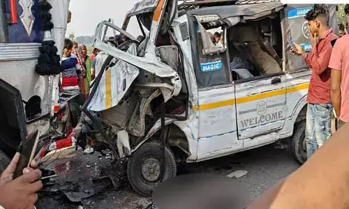 ఘోర రోడ్డు ప్రమాదం.. ట్రక్కు-వ్యాన్ ఢీకొని ఎనిమిది మంది దుర్మరణం