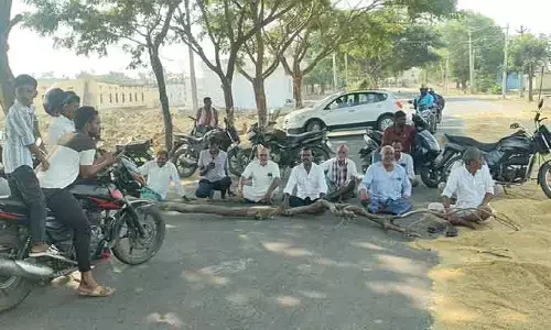 ధర్మారంలో రోడ్డెక్కిన రైతులు..  ధాన్యం కొనాలంటూ రాస్తారోకో..!