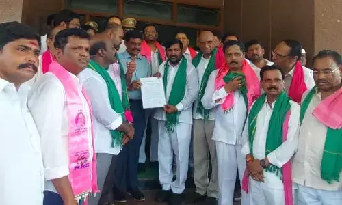 హెలికాప్టర్ లేకపోతే మంత్రి ఉత్తమ్ కాలు కదపడం లేదు: జగదీష్ రెడ్డి సెటైర్