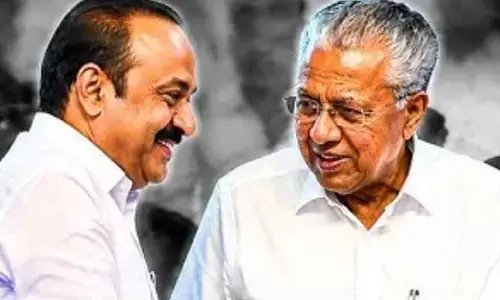 కేరళలో అరుదైన సీన్..వీడీ సతీశన్  ప్రమాణస్వీకార వేదికపై మాజీ సీఎం