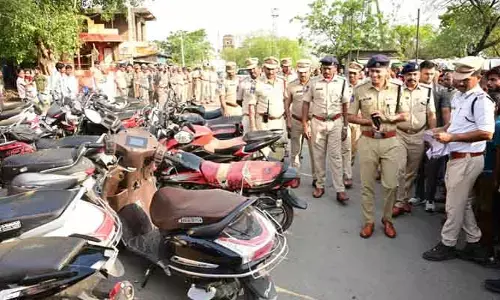 ఆదిలాబాద్ పట్టణంలో కార్డెన్ సర్చ్