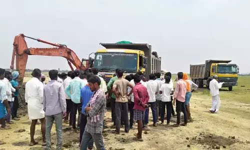 కర్ని చెరువులో మట్టి మాఫియాను అడ్డుకున్న గ్రామస్తులు