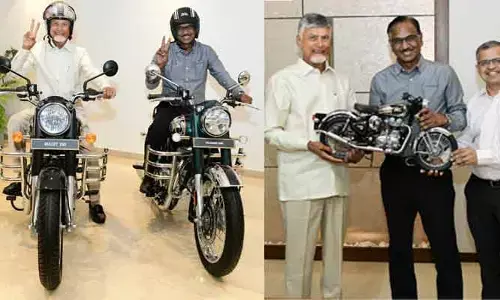 రాయల్‌ ఎన్‌ఫీల్డ్‌ సంస్థ ప్రతినిధుల భేటీ.. బుల్లెట్‌ మోడళ్లను పరిశీలించిన సీఎం