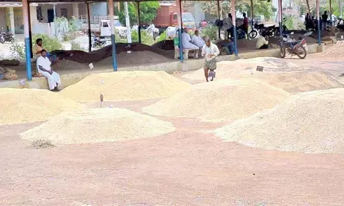 సీఎం ఆదేశించినా.. వరి కొనుగోళ్లలో మార్పెక్కడ?