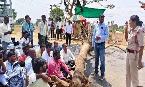 వడ్లు కొంటేనే ఇంటికి వెళ్తాం..!