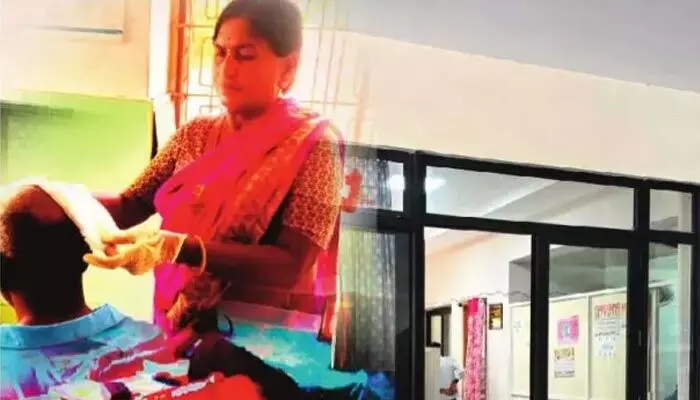 పీహెచ్సీల్లో పర్యవేక్షణ గల్లంతు.. పోచంపల్లిలో వైద్యుడి అవతారమెత్తిన స్వీపర్ పీహెచ్సీల్లో పర్యవేక్షణ గల్లంతు.. పోచంపల్లిలో వైద్యుడి అవతారమెత్తిన స్వీపర్