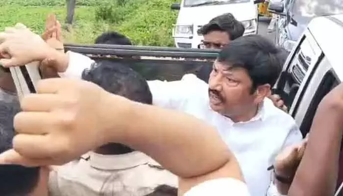పోలీస్ స్టేషన్కు జోగి రమేశ్.. మామిళ్లపల్లిలో ఉద్రిక్తత పోలీస్ స్టేషన్కు జోగి రమేశ్.. మామిళ్లపల్లిలో ఉద్రిక్తత