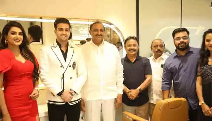 చందానగర్ లో సందడి చేసిన సినీ నటి హిమజ చందానగర్ లో సందడి చేసిన సినీ నటి హిమజ