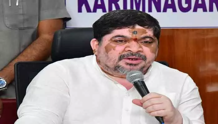 కరీంనగర్ జిల్లాలో 50 శాతం ధాన్యం కొనుగోళ్లు పూర్తి కరీంనగర్ జిల్లాలో 50 శాతం ధాన్యం కొనుగోళ్లు పూర్తి