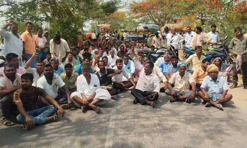 ధాన్యం కొనుగోలు చేయడం లేదని రోడ్డెక్కిన రైతులు
