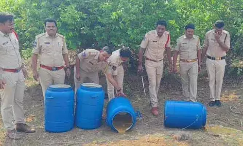అక్రమ గుడుంబా తయారీ కేంద్రాలపై పోలీసుల మెరుపు దాడులు