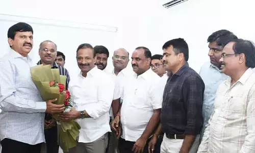 తహశీల్దార్లకు ప్రమోషన్లు ఇవ్వండి: మంత్రి పొంగులేటిని కోరిన ట్రెసా