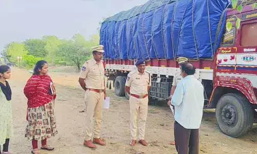 నకిలీ వరి విత్తనాలు పట్టివేత.. మహారాష్ట్ర నుంచి తెలంగాణకు అక్రమ రవాణ