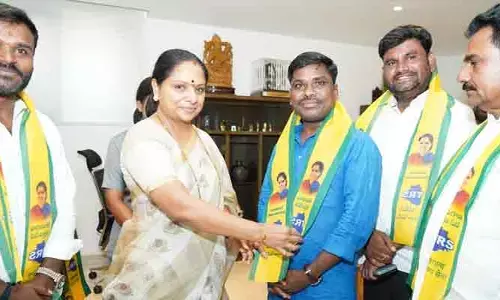 టీఆర్ఎస్‌లో భారీ చేరికలు.. పార్టీ కండువా కప్పి ఆహ్వానించిన కవిత