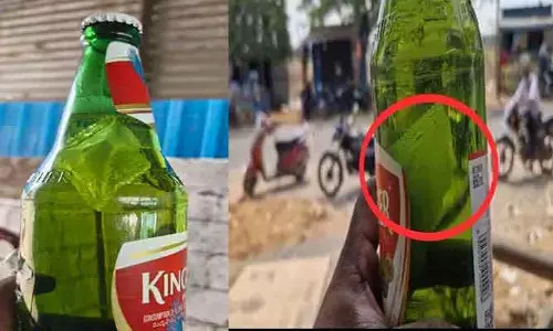 బీరు సీసాలో చెత్త ప్యాకెట్.. కంగుతిన్న మద్యం ప్రియులు